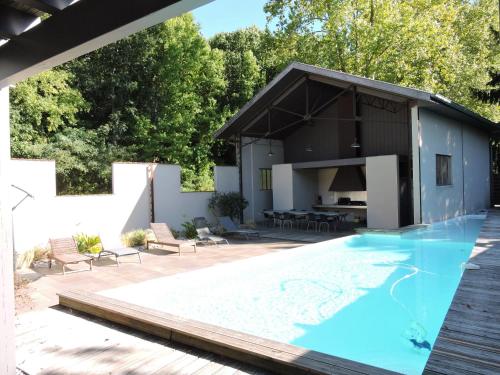 een zwembad voor een huis bij Holiday Home LA FORGE by Interhome in Saint-Pandelon