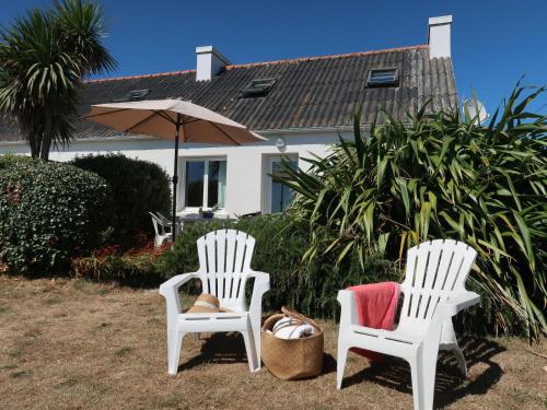 PlozévetにあるHoliday Home Partie de pêche - PZV102 by Interhomeの白い椅子2脚と傘