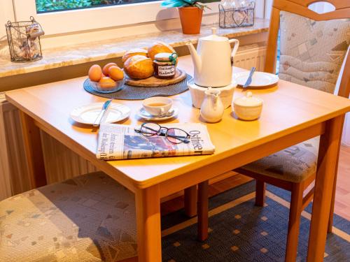 ノルトダイヒにあるApartment Am Nordkap-2 by Interhomeの木製テーブル(お茶セット付)
