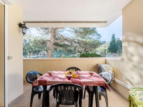 stół i krzesła na balkonie z oknem w obiekcie Apartment Porto di Mar-6 by Interhome w mieście Cavalaire-sur-Mer