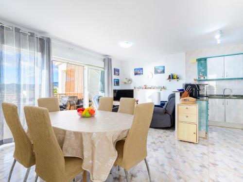 - une salle à manger et un salon avec une table et des chaises dans l'établissement Apartment Escudos - PEA125 by Interhome, à Peñíscola