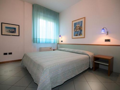 ポルト・ダスコリにあるApartment Mediterraneo by Interhomeのベッドルーム(大型ベッド1台、窓付)
