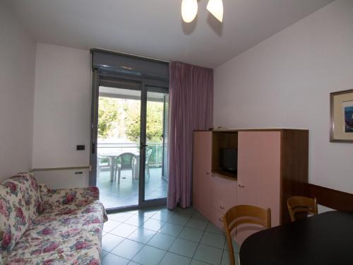 un soggiorno con divano, TV e tavolo di Apartment Mediterraneo by Interhome a Porto dʼAscoli