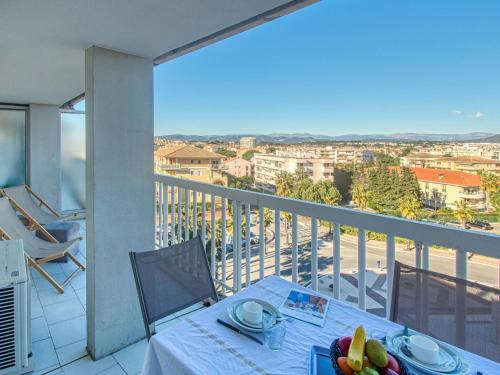une table avec un bol de fruits sur un balcon dans l'établissement Apartment Port d'Attache-3 by Interhome, à Fréjus