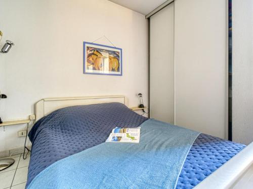 フレジュスにあるApartment Le Cesarée-1 by Interhomeのベッドルーム1室(青いベッド1台、本付)