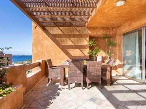 patio con mesa y sillas en el balcón en Apartment Duplex Bencomo by Interhome, en Palm-mar