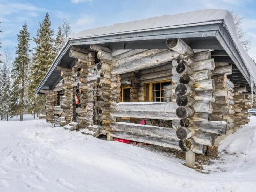 una cabaña de madera en la nieve en Holiday Home Kuontijärvi b by Interhome, en Ruka