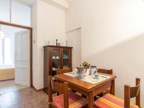 comedor con mesa de madera y sillas en Apartment Le due Sorelle by Interhome, en Montalto Ligure