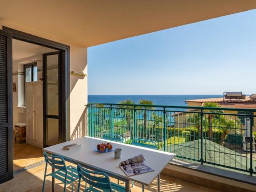 einen Balkon mit einem Tisch, Stühlen und Meerblick in der Unterkunft Apartment Le Margherite - SLR261 by Interhome in Costarainera