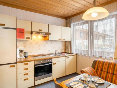una cucina con lavandino e piano cottura forno superiore di Apartment Vorreiter - UTD151 by Interhome a Uttendorf