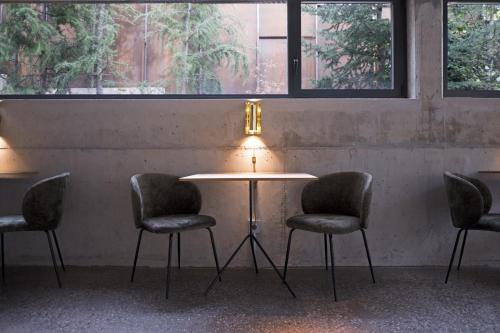 a table and four chairs in a room with a lamp at BOX ART ALPINO in Navacerrada