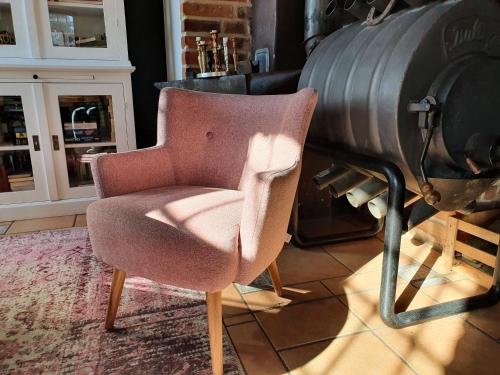 a chair sitting in a room next to a machine at schmiede1860 in Groß Dratow