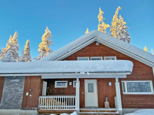 une maison avec de la neige sur le toit dans l'établissement Holiday Home Lauha by Interhome, à Ylläsjärvi