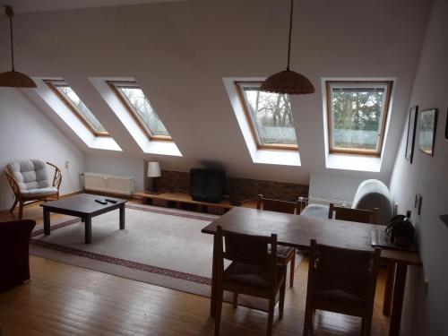 salon z świetlikami, stołem i krzesłami w obiekcie Apartment Hodkovičky by Interhome w Pradze