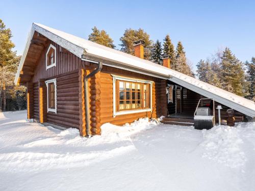 a log cabin in the snow at Holiday Home Ruka-kitkan lomamajat-tilhi by Interhome in Säkkilänvaara