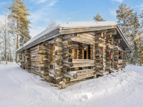 una baita di tronchi nella neve di Holiday Home Kuontijärvi a by Interhome a Ruka
