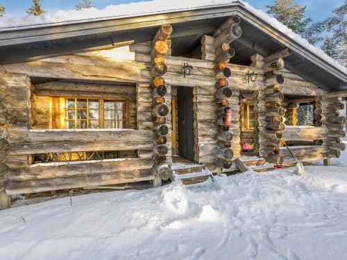 ルカにあるHoliday Home Kuontijärvi a by Interhomeの雪の丸太小屋