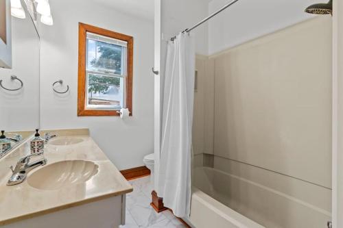 La salle de bains est pourvue d'un lavabo et d'une douche. dans l'établissement Spacious Home in Heart of Historic Fan District, à Richmond