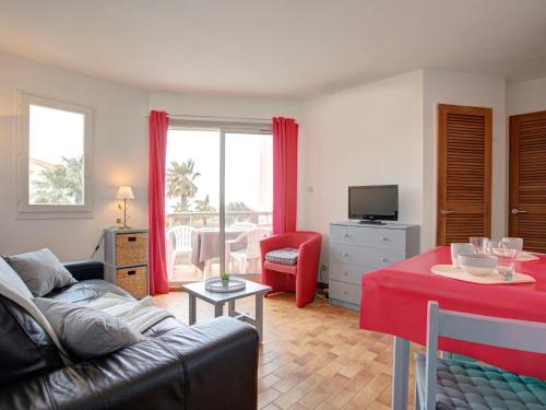 un salon avec un canapé et une table dans l'établissement Apartment Les Capitelles-9 by Interhome, à Saint Cyprien Plage