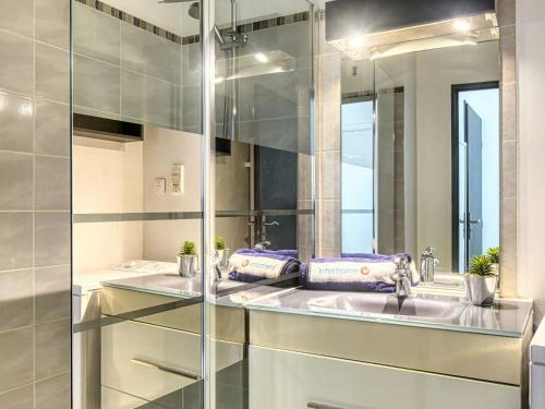 une salle de bain avec un lavabo et un miroir dans l'établissement Apartment Port d'Attache-9 by Interhome, à Fréjus