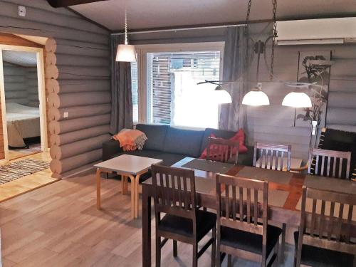 ein Wohnzimmer mit einem Esstisch und Stühlen in der Unterkunft Holiday Home Vahtamantie 8 b by Interhome in Saariselkä