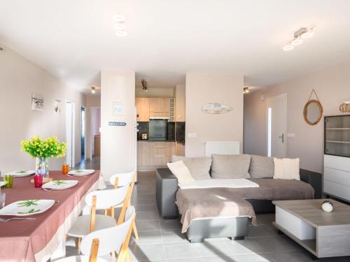 un salon avec un canapé et une table dans l'établissement Holiday Home Lamanchs by Interhome, à Mimizan