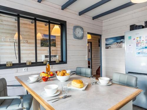 une salle à manger avec une table sur laquelle se trouve de la nourriture dans l'établissement Holiday Home An Neizh by Interhome, à Locquirec