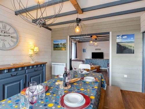 ロキレックにあるHoliday Home An Neizh by Interhomeのダイニングルーム(テーブル、時計付)