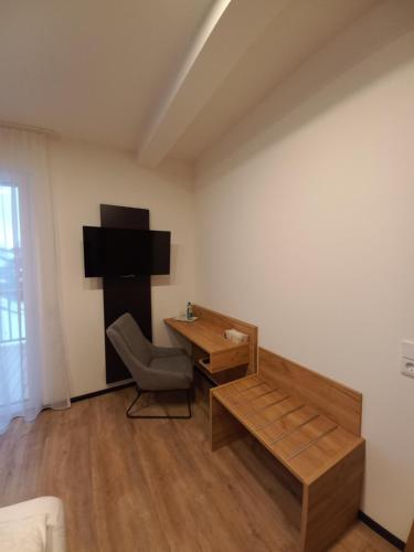 a living room with a desk and a chair at Laudach INN in Vorchdorf