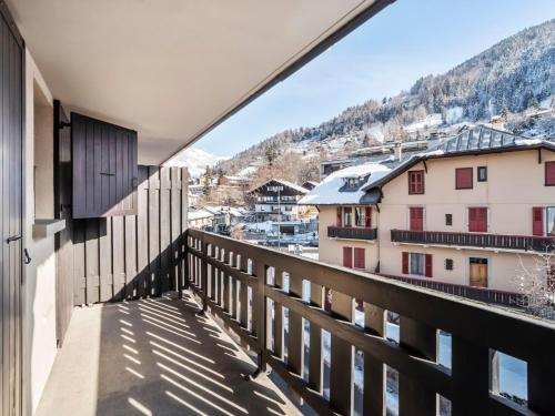un balcon avec vue sur les montagnes dans l'établissement Apartment La Comtesse-10 by Interhome, à Saint-Gervais-les-Bains