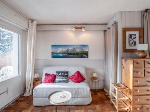 um quarto com uma cama com almofadas vermelhas em Studio La Christaz-7 by Interhome em Saint-Gervais-les-Bains