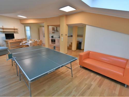 Stolní tenis v ubytování Apartment Duomo Mansarda by Interhome nebo okolí