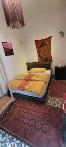 - une chambre avec un lit dans l'établissement Riad Kainos, à Marrakech