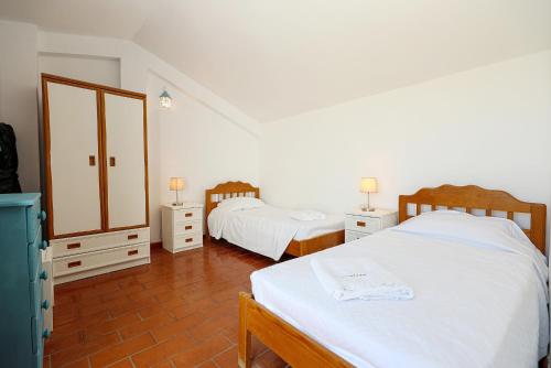 ラゴスにあるPipa's House in Lagosのベッドルーム1室(ベッド2台、ドレッサー2台付)