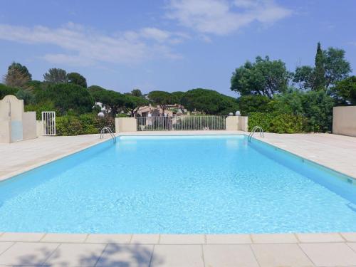 une grande piscine avec de l'eau bleue dans l'établissement Apartment Le Domaine de la Croisette by Interhome, à Sainte-Maxime