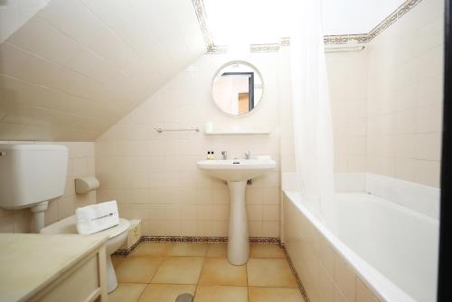 ラゴスにあるPipa's House in Lagosの洗面台と鏡のある白いバスルーム