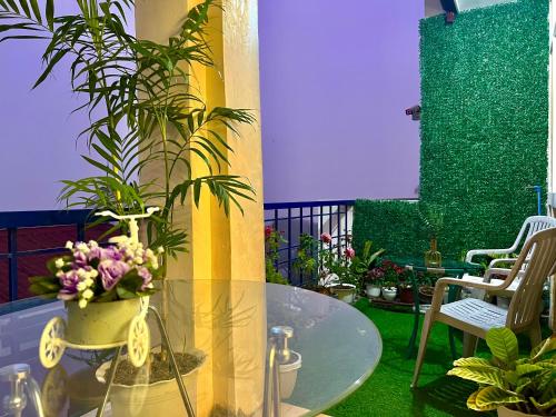 een kamer met een tafel met bloemen en planten bij A Perfect Stay to Escape the City in Baguio