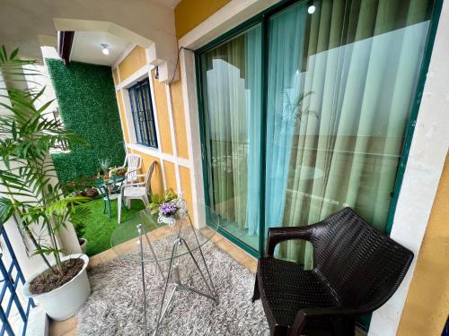 - un balcon avec une chaise et une table dans un bâtiment dans l'établissement A Perfect Stay to Escape the City, à Baguio