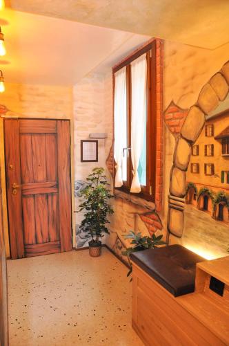a room with a door and a potted plant at NAZIONALE Camere in Montebelluna