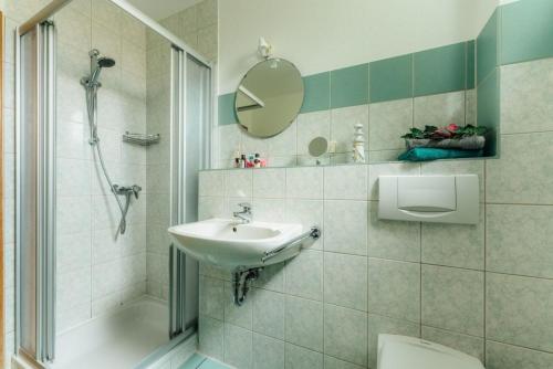 ein Bad mit einem Waschbecken, einer Dusche und einem WC in der Unterkunft Ferienwohnung LePetit in Steina