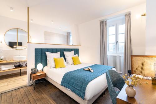 a hotel room with a bed and a desk at Les Jardins de Coppélia in Pennedepie