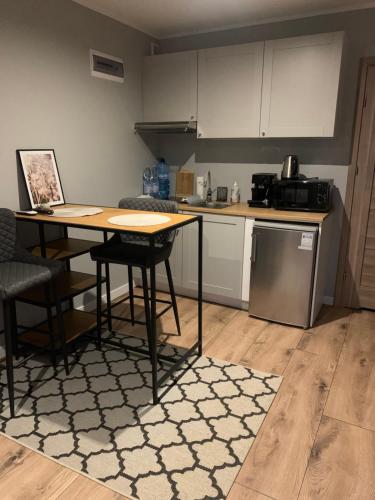 a kitchen with a table and a counter top at "B" Domki na wodzie Barczewko 2 z 4 domków in Barczewko