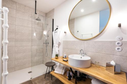 a bathroom with a sink and a mirror at Les Jardins de Coppélia in Pennedepie