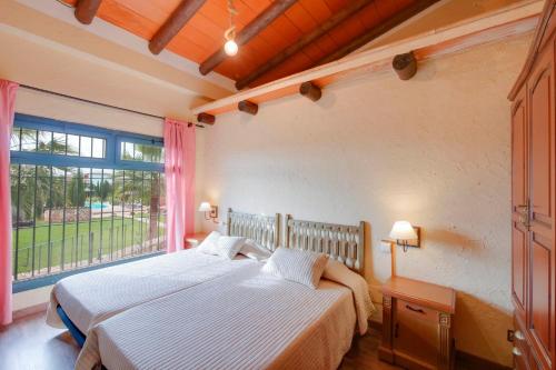 インカにあるMelongosのベッドルーム1室(ベッド1台、大きな窓付)