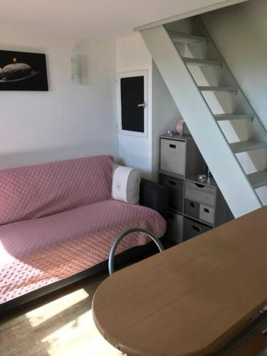 un salon avec un canapé et une table dans l'établissement Chalet bois proche de la Dordogne, Eymet a 5 km, à Soumensac