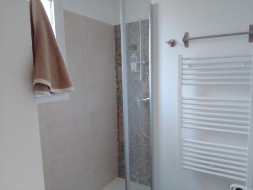 La salle de bains est pourvue d'une douche avec une porte en verre. dans l'établissement Chambre privée, à Tulette