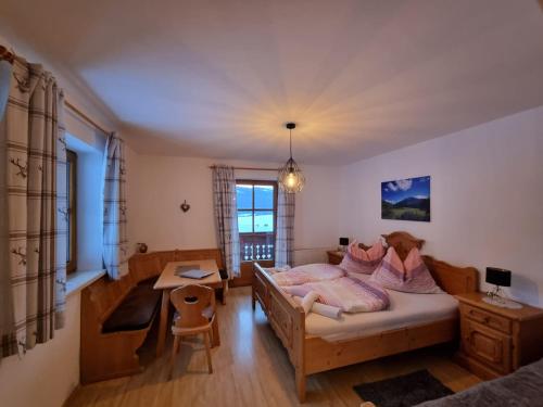 ein Schlafzimmer mit einem Bett und einem Tisch darin in der Unterkunft Urlaub am Bauernhof bei Familie Steinbrecher in Bad Mitterndorf