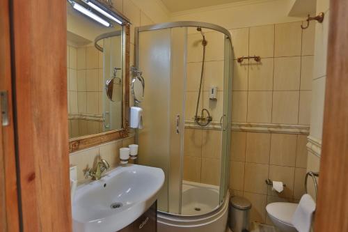 Un baño de Hotel Fortetsya Hetmana