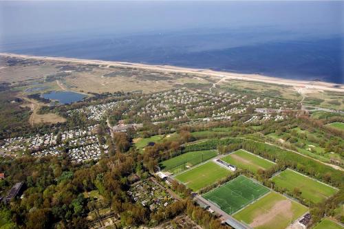 una vista aérea de una ciudad con una pista de tenis en Vakantiepark Kijkduin - 870 en The Hague