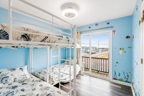 1 dormitorio con 2 literas y balcón en Close Enough, en Surf City